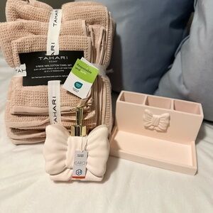Tahari 6pc Towel Set + Bow Soap Dispenser & Organizer (NEW)